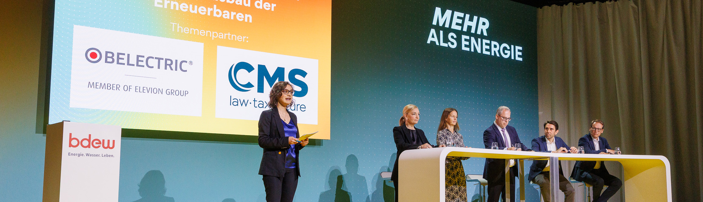Bühne einer Themensession auf dem BDEW Kongress mit 5 Diskutanten und einer Moderatorin