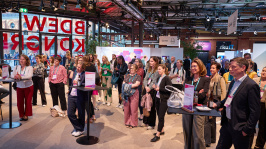 Menschen in der Ausstellung des BDEW Kongress 2024