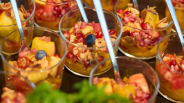frisches Obst in kleinen Gläsern