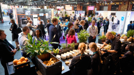 Menschen in der Ausstellung des BDEW Kongress 2024