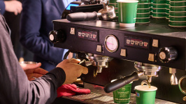 Kaffeemaschine mit grünen Kaffeebechern