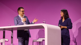 Leonhard Birnbaum diskutiert mit Annalena Baerbock auf der Plenumsbühne des BDEW Kongress 2024