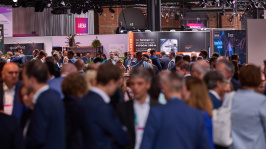 Menschen in der Ausstellung des BDEW Kongress 2024