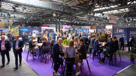 Menschen in der Ausstellung des BDEW Kongress 2024