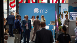 Menschen unterhalten sich an einem Ausstellungsstand