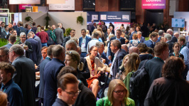 Menschen in der Ausstellung des BDEW Kongress 2024