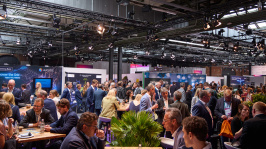 Menschen in der Ausstellung des BDEW Kongress 2024