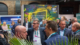 Menschen in der Ausstellung des BDEW Kongress 2024