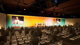 Visualisierung des Plenums auf dem BDEW Kongress 2025 mit Blick von links