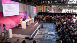 Diskussionsrunde in der Arena auf dem BDEW Kongress 2024 mit vollem Publikum