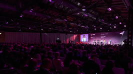Diskussionsrunde im Plenum auf dem BDEW Kongress 2024 mit vollem Publikum
