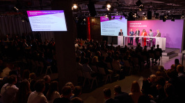 Podiumsdiskussion in einer Themensession auf dem BDEW Kongress 2024 mit vollem Publikum
