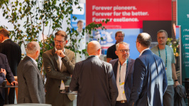 Menschen in der Ausstellung des BDEW Kongress 2025