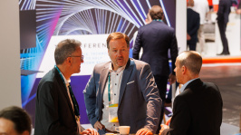 Menschen unterhalten sich in der Ausstellung des BDEW Kongress