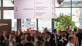 Menschen in der Ausstellung des BDEW Kongress