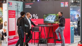 Menschen unterhalten sich an einem Ausstellungsstand