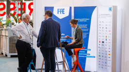 Menschen unterhalten sich an einem Ausstellungsstand