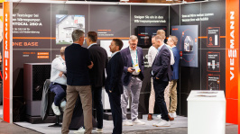 Menschen unterhalten sich an einem Ausstellungsstand