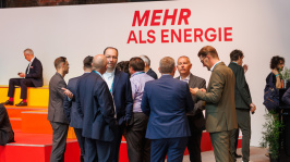 Menschen unterhalten sich in der Ausstellung des BDEW Kongress 2025