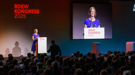 Kerstin Andreae hält eine Rede auf dem BDEW Kongress 2025