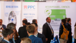 Menschen in der Ausstellung des BDEW Kongress