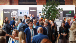 Menschen in der Ausstellung des BDEW Kongress