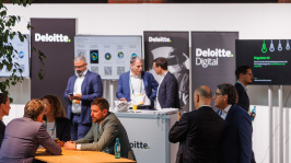 Menschen unterhalten sich an einem Ausstellungsstand
