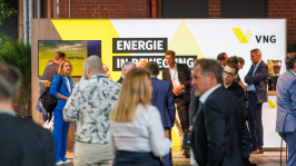 Menschen in der Ausstellung des BDEW Kongress