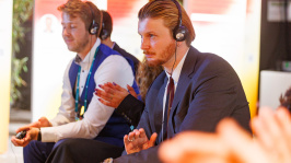 Menschen mit Kopfhörern hören einen Vortrag an der Nachwuchsstage des BDEW Kongress 2025