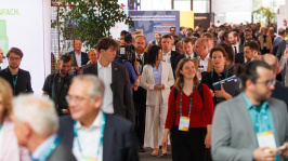 Menschen in der Ausstellung des BDEW Kongress