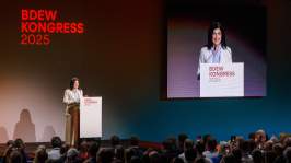 Katherina Reiche hält eine Keynote im Plenum des BDEW Kongress 2025