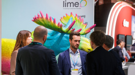 Menschen unterhalten sich an einem Ausstellungsstand