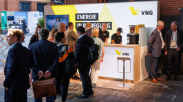 Menschen in der Ausstellung des BDEW Kongress