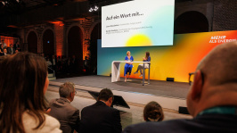 Kerstin Andreae und Laura Staudacher im Gespräch auf der Arena-Bühne des BDEW Kongress 2025