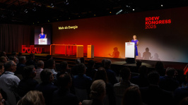 Kerstin Andreae hält eine Rede auf dem BDEW Kongress 2025