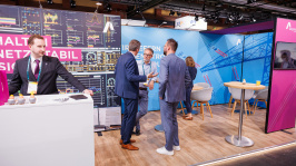 Menschen unterhalten sich an einem Ausstellungsstand