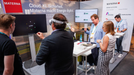 Menschen unterhalten sich an einem Ausstellungsstand