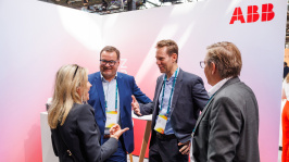 Menschen unterhalten sich an einem Ausstellungsstand
