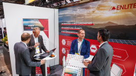 Menschen unterhalten sich an einem Ausstellungsstand