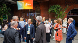 Menschen in der Ausstellung des BDEW Kongress 2025