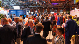 Menschen in der Ausstellung vom BDEW Kongress 2025