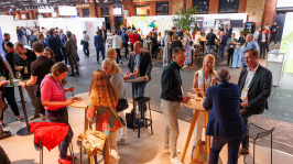 Menschen in der Ausstellung des BDEW Kongress 2025