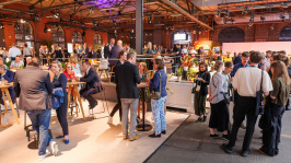 Menschen in der Ausstellung des BDEW Kongress