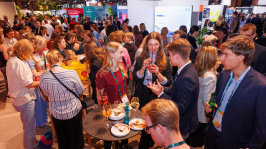 Menschen in der Ausstellung des BDEW Kongress 2025