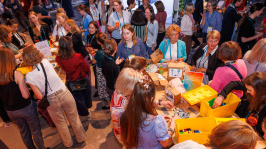 Menschen in der Ausstellung des BDEW Kongress 2025