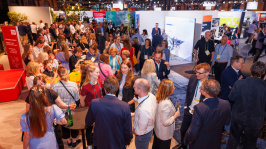 Menschen in der Ausstellung des BDEW Kongress 2025