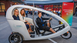 Drei Frauen in einem Bike Taxi