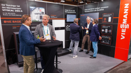 Menschen unterhalten sich an einem Ausstellungsstand