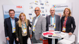 Gruppenfoto vor dem Ausstellungsstandes der HEA