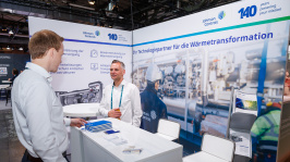 Menschen unterhalten sich an einem Ausstellungsstand